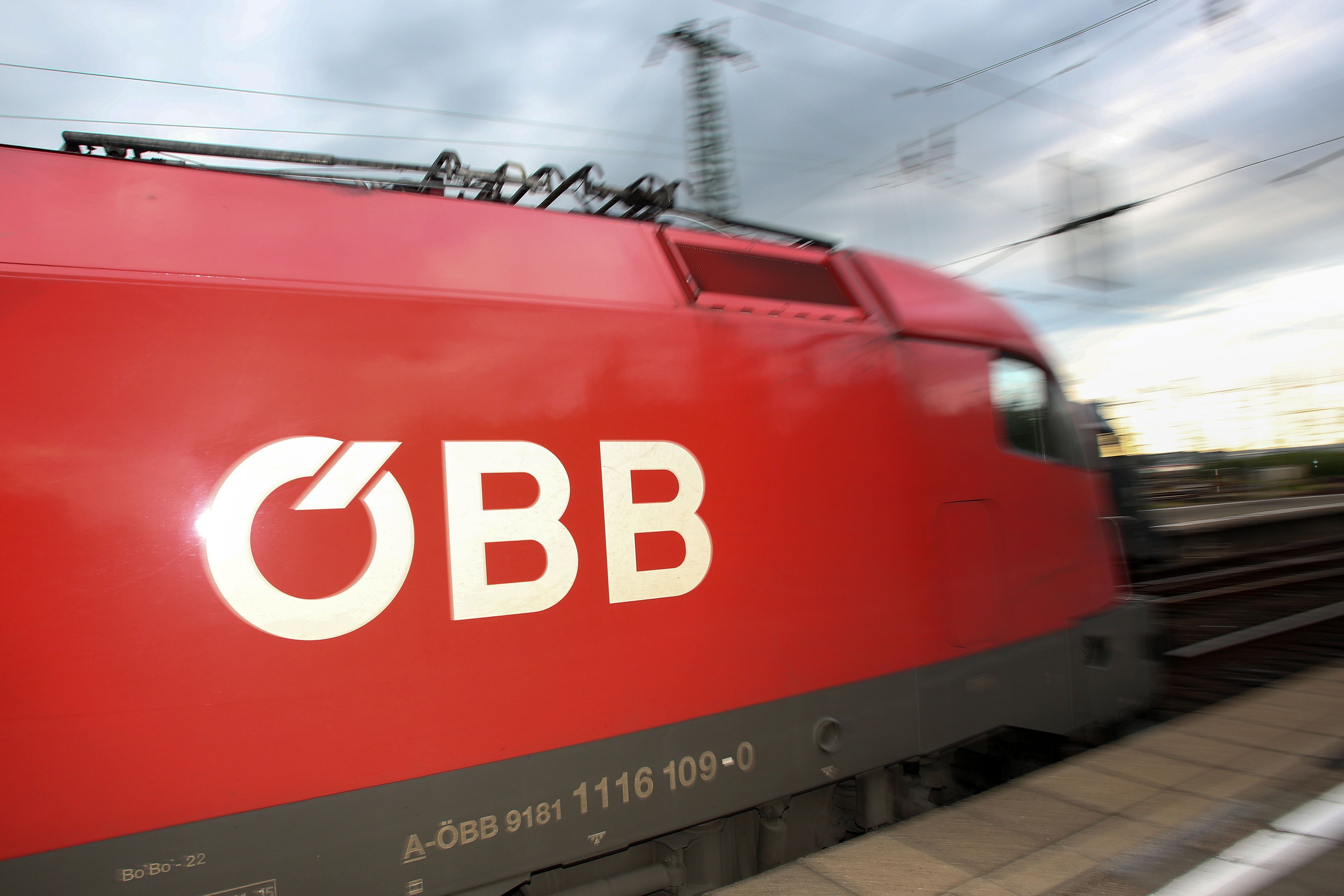 In einem Schnellzug der ÖBB (Österreichische Bundesbahnen) löste die Manipulation der Durchsage-Anlage zunächst Verwunderung und dann Entsetzen aus (Symbolbild).