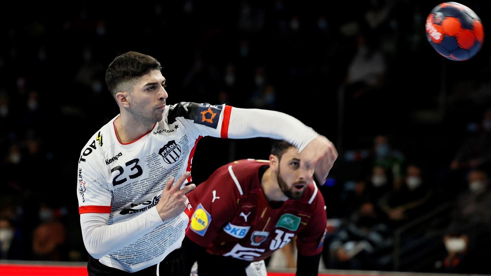 Zu sehen sind zwei Handballspieler, einer wirft den Handball.