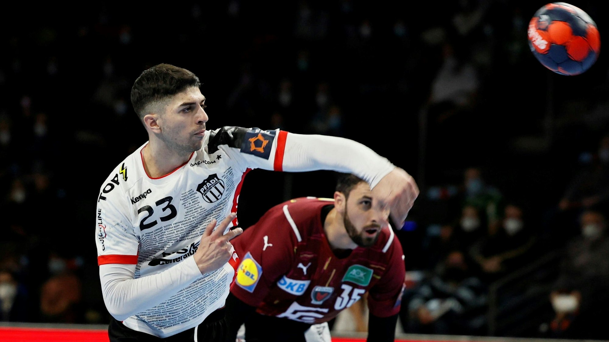 Zu sehen sind zwei Handballspieler, einer wirft den Handball.