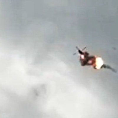 Ein Screenshot aus einem Video zeigt die Explosion eines russischen Mi-8-Helikopters in der Region Brjansk. Die Hintergründe sind unklar. Spekulationen zufolge könnte Russland versehentlich vier eigene Flugzeuge abgeschossen haben.