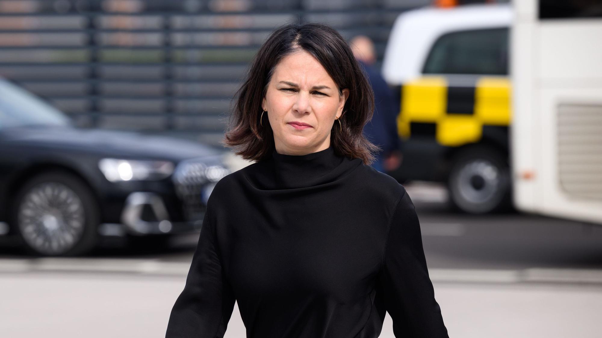 Bundesaußenministerin Annalena Baerbock (Grüne) auf dem Rollfeld am Berliner Flughafen BER. Die Grünen-Politikerin fliegt ins saudi-arabische Dschidda.