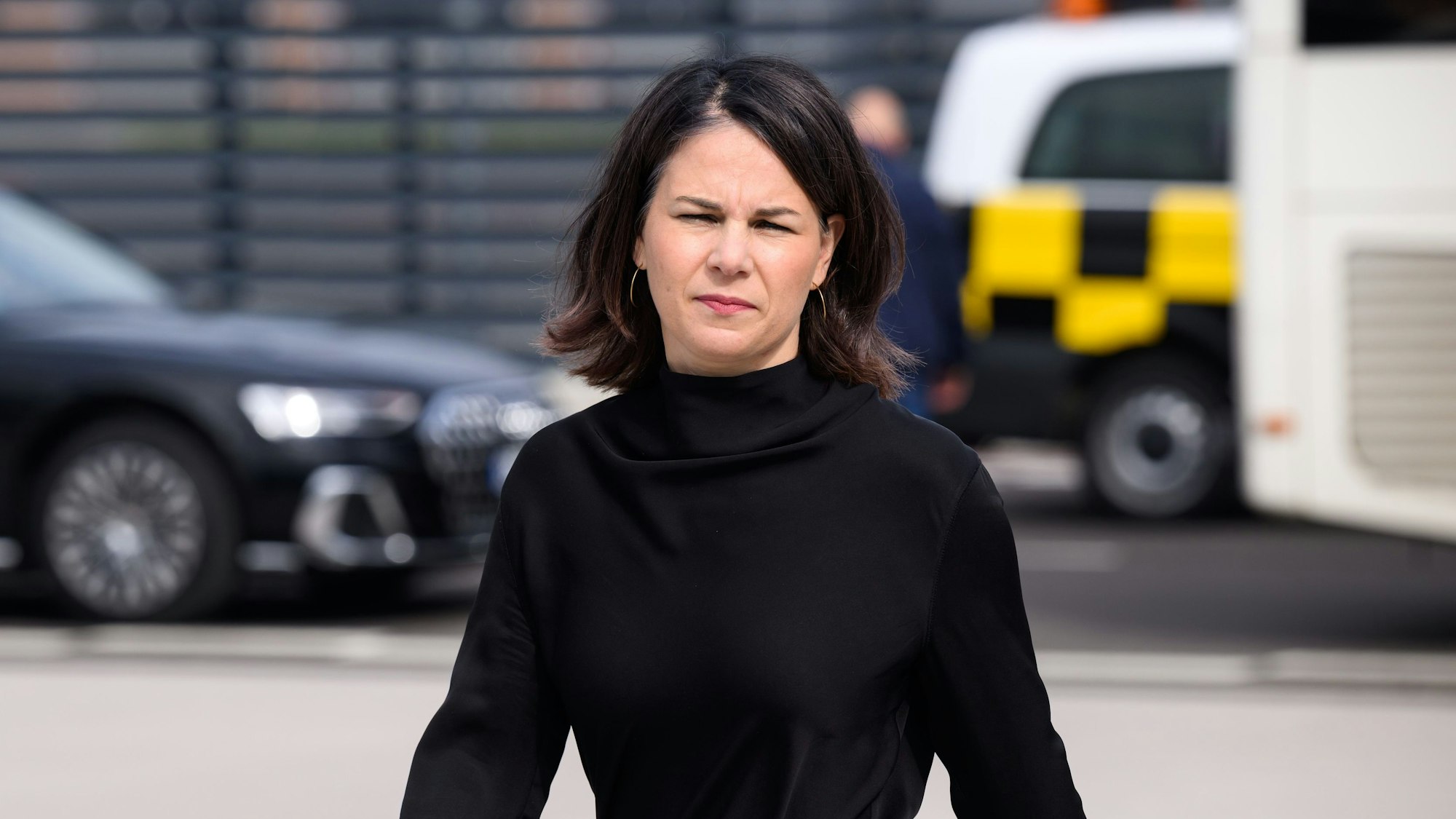 Bundesaußenministerin Annalena Baerbock (Grüne) auf dem Rollfeld am Berliner Flughafen BER. Die Grünen-Politikerin fliegt ins saudi-arabische Dschidda.