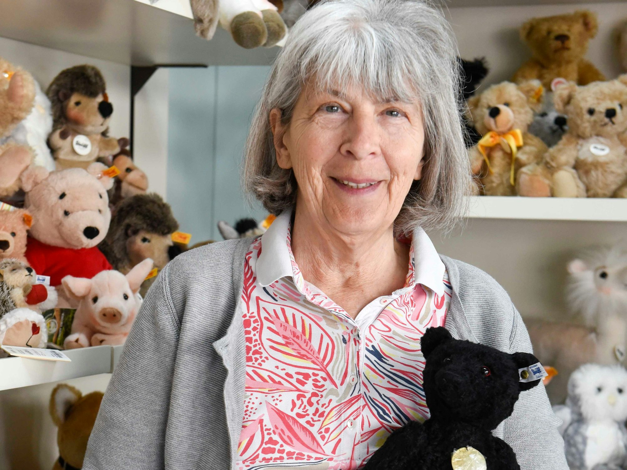 Silvia Klütsch, die Inhaberin der Bärenstube, mit einem Steiff-Replikat.