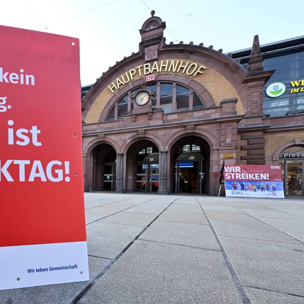 Warnstreik bei der Eisenbahn-Gewerkschaft EVG in Erfurt. Nachdem der 50-Stunden-Streik abgewendet wurde, will die EVG erneut verhandeln und droht auch mit Streik. (Archivbild)