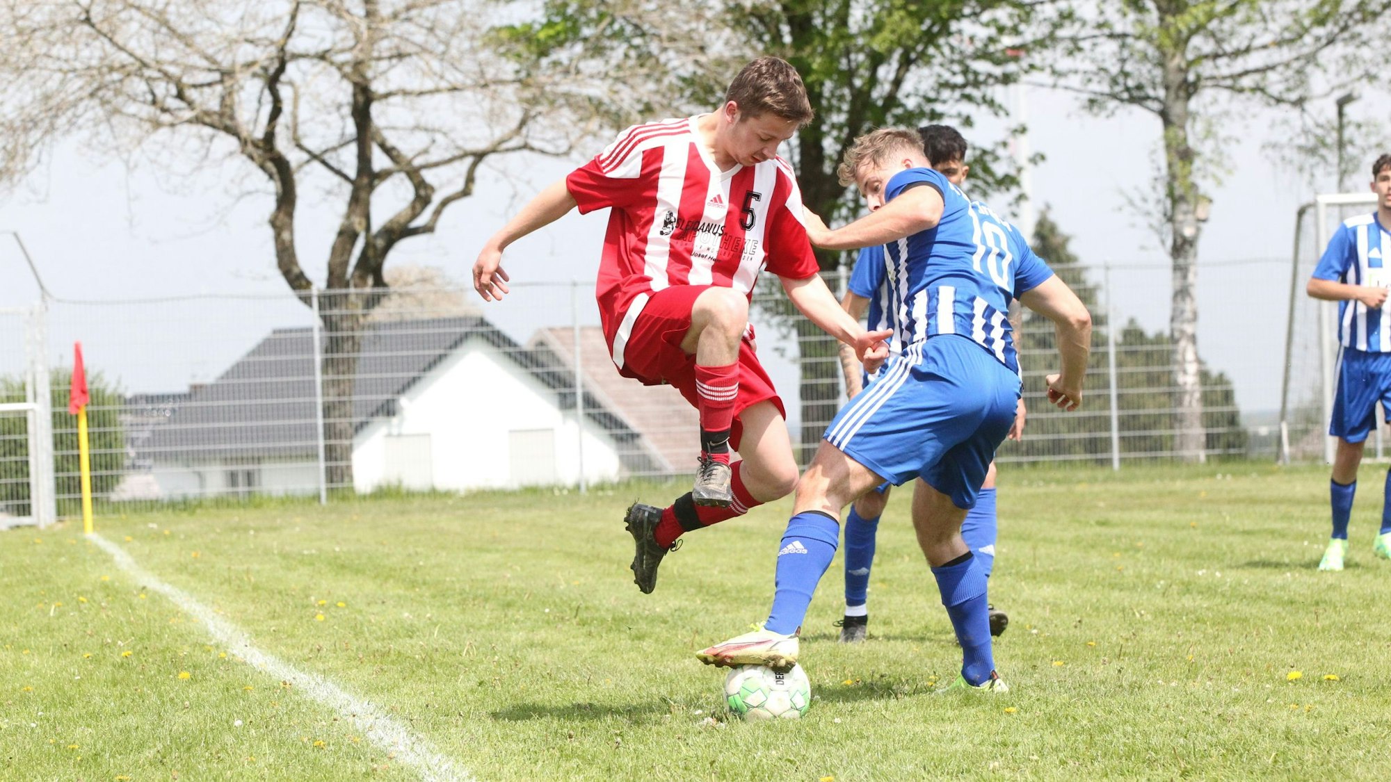 Eingesprungene Attacke: Hier versucht Mika Welter Ben Decker den Ball abzuluchsen.