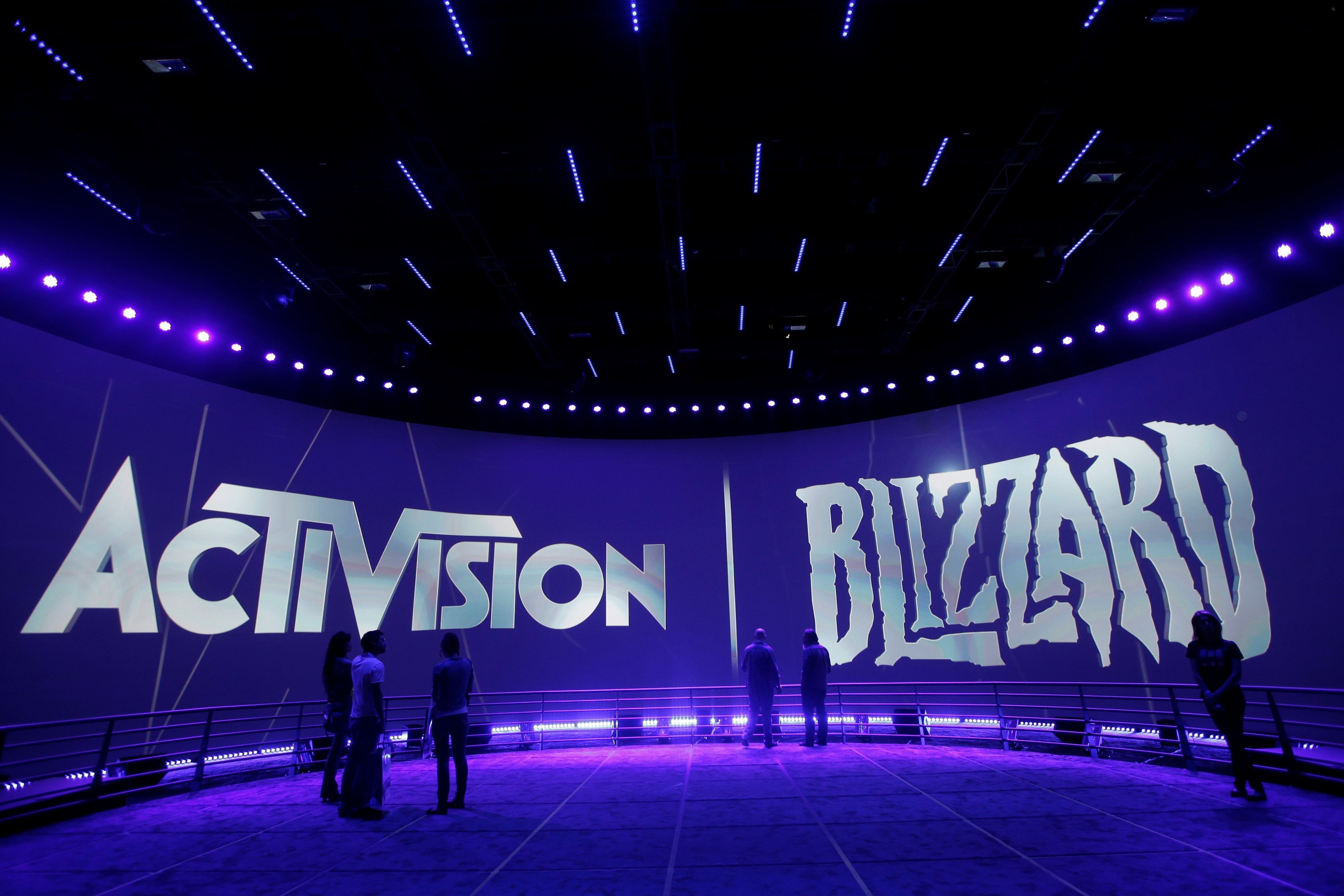 Der Activision Blizzard Stand wird gezeigt.