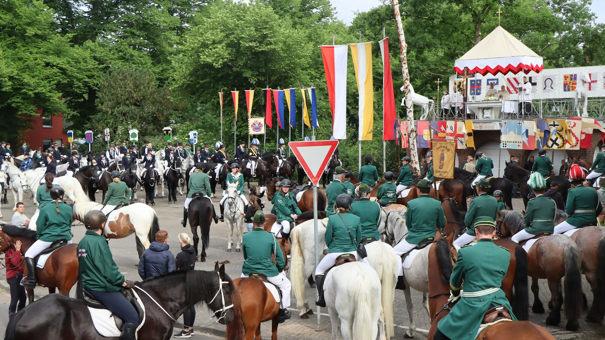 Viele Reiter und Reiterinnen.