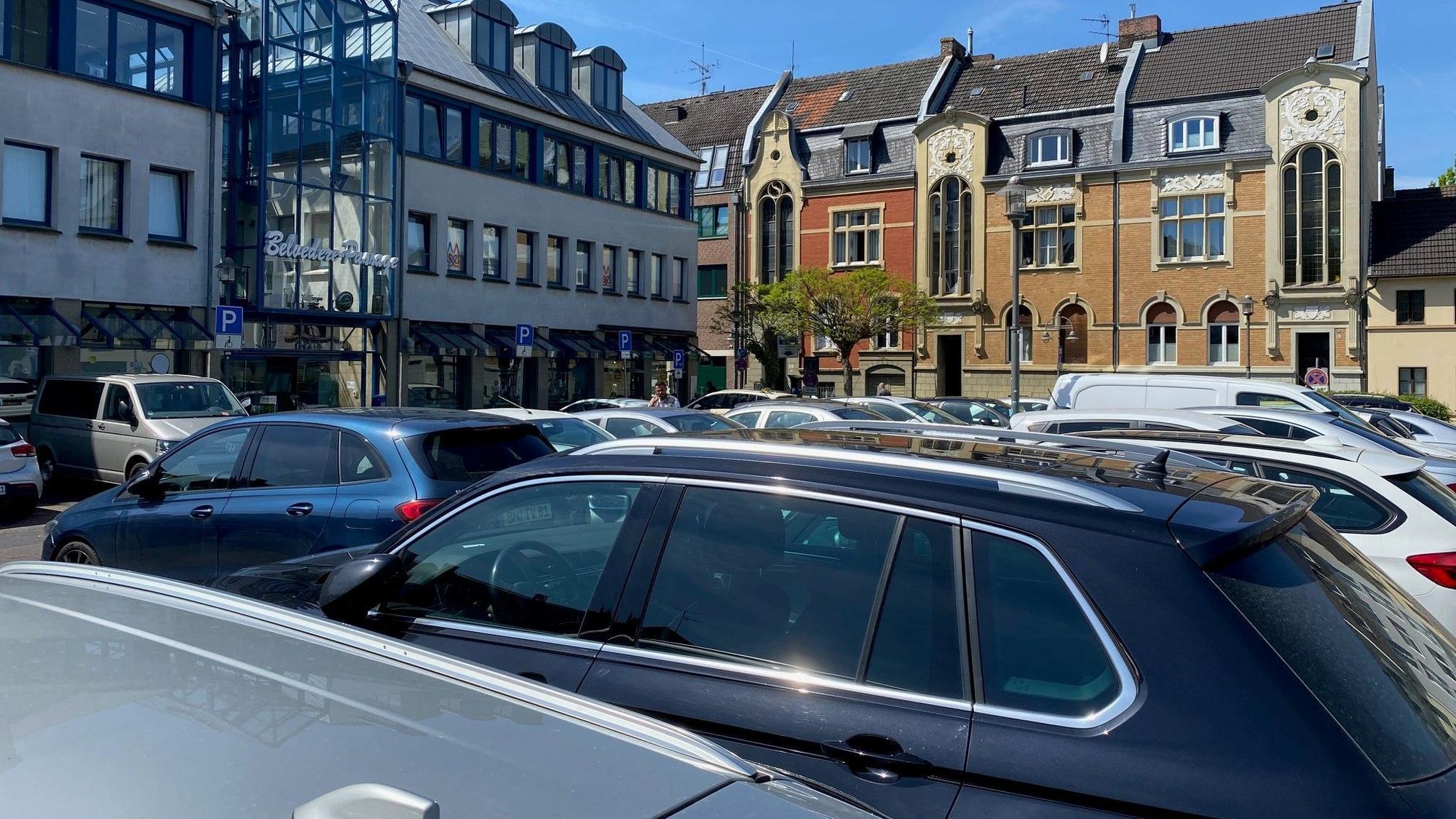 Das Foto zeigt den Parkplatz Belvedere in der Brühler Innenstadt.