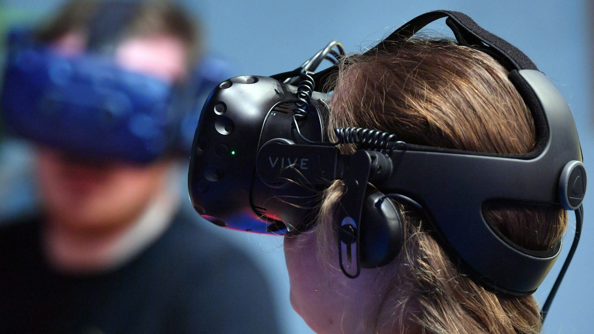 Eine Frau trägt eine VR-Brille.