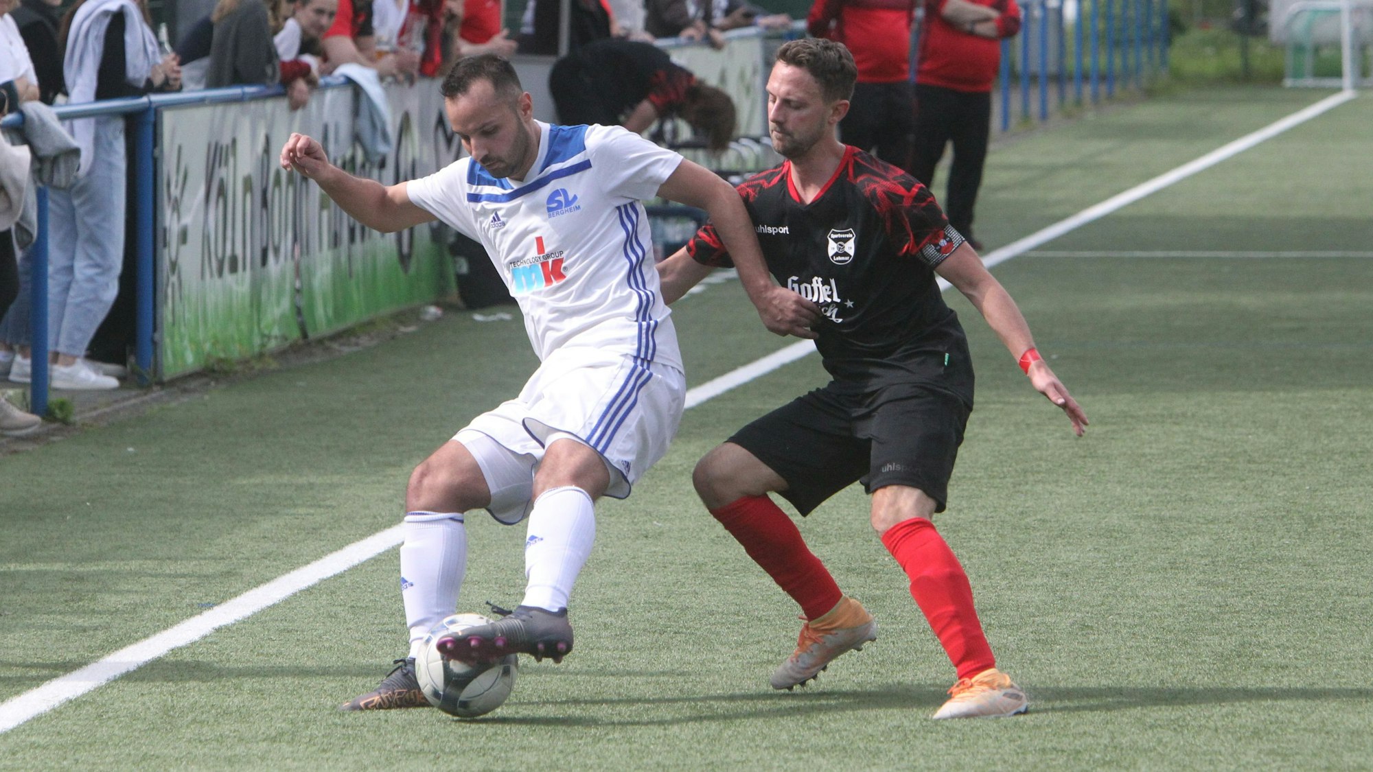 Serhildan Hannan (links) vom SV Bergheim und Jonas Timmer vom SV Lohmar