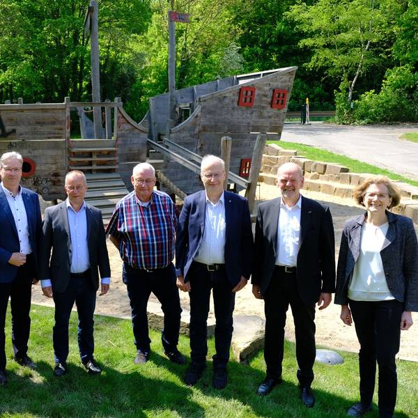 Auf dem frisch verlegten Rollrasen machten sich Vertreter der beteiligten Stellen ein Bild von den erfolgreich abgeschlossenen Sanierungsarbeiten im Mühlenpark.