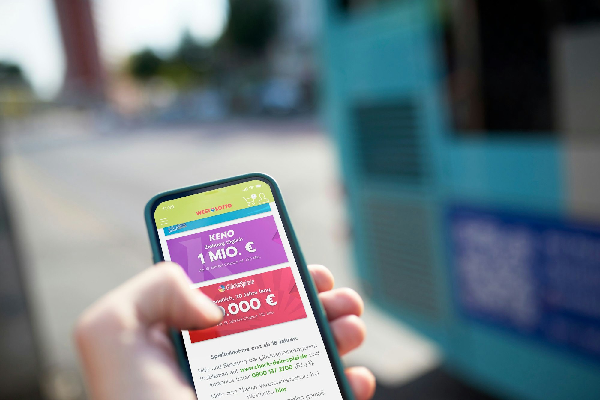 Smartphone mit WestLotto KENO auf dem Display.