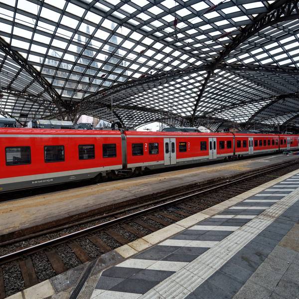 Köln: Eine S-Bahn der Deutschen Bahn fährt in den Hauptbahnhof. Im Fern- und Nahverkehr kommt es am Montag trotz der Streik-Absage zu Ausfällen.