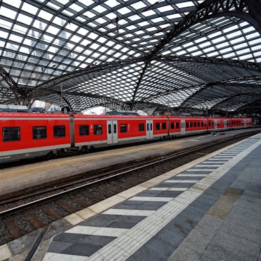 Köln: Eine S-Bahn der Deutschen Bahn fährt in den Hauptbahnhof. Im Fern- und Nahverkehr kommt es am Montag trotz der Streik-Absage zu Ausfällen.