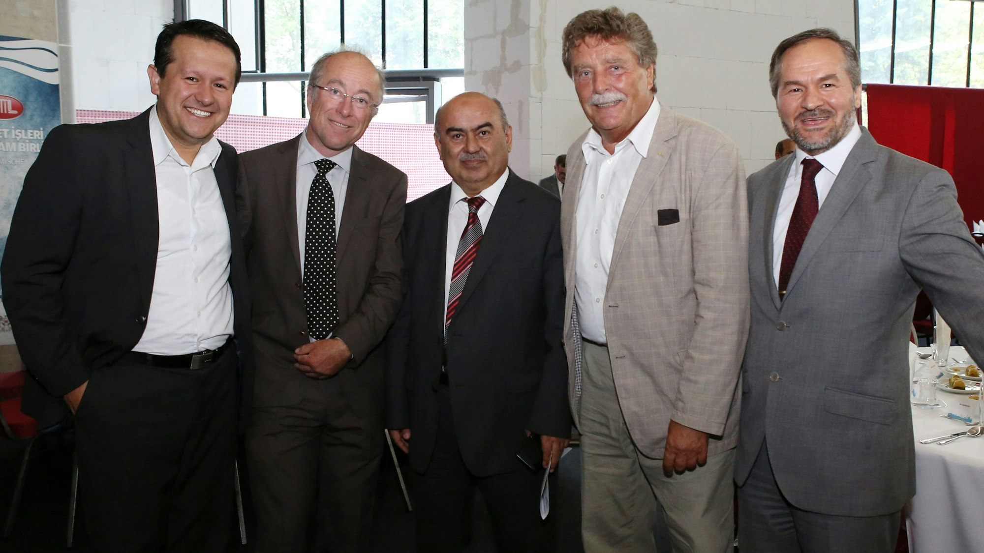 Der frühere Kölner OB Fritz Schramma (2. v.r.) mit dem damaligen Moschee-Projektleiter Selim Mercan, Architekt Paul Böhm und dem damaligen Ditib-Chef Izzet Er. (Archivbild)