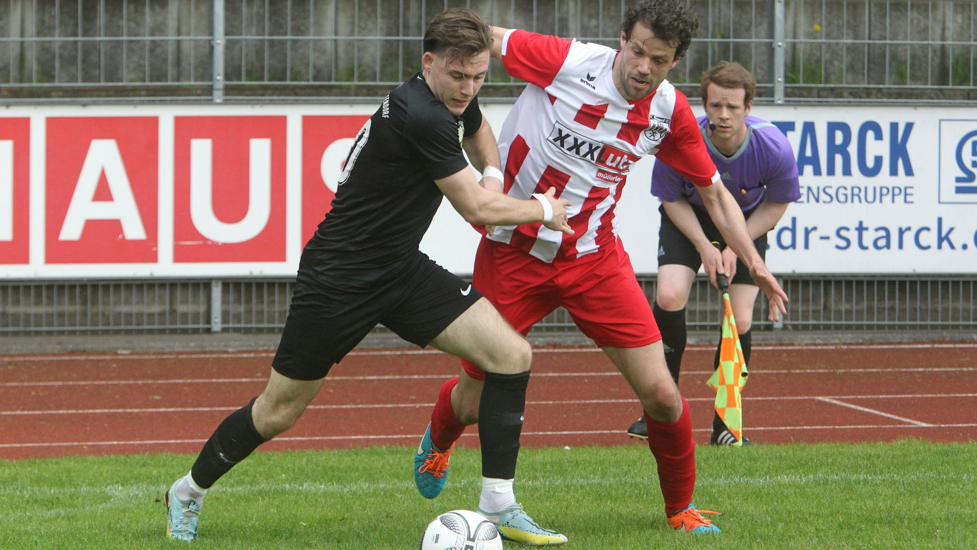 Robin Schmidt (rechts) vom FC Hennef 05