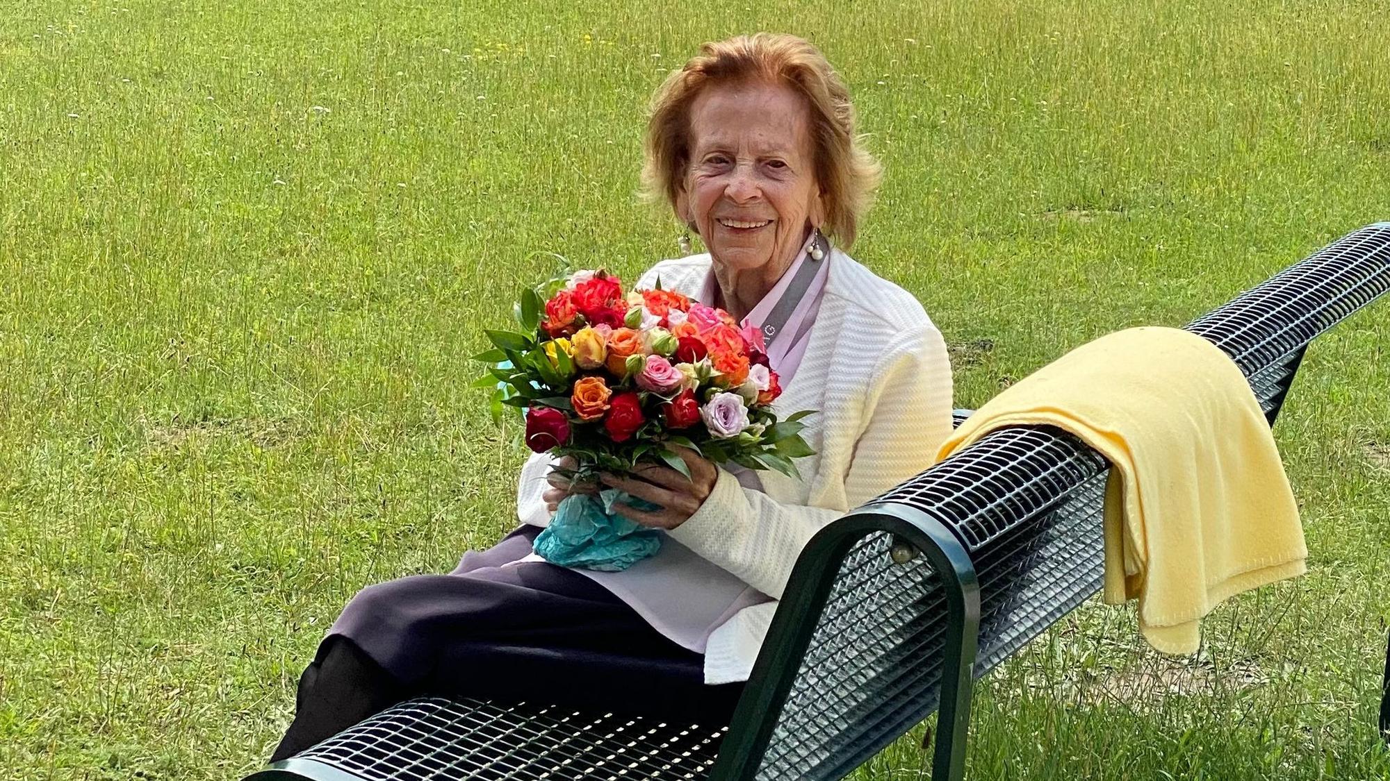 Elisabeth Steubesand auf ihrer Bank am Decksteiner Weiher in Köln.