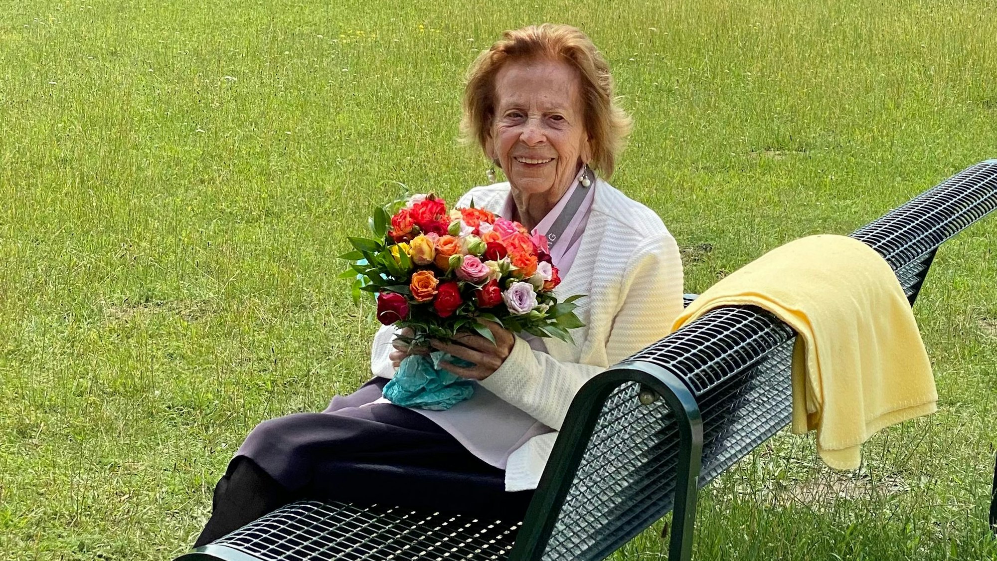 Elisabeth Steubesand auf ihrer Bank am Decksteiner Weiher in Köln.