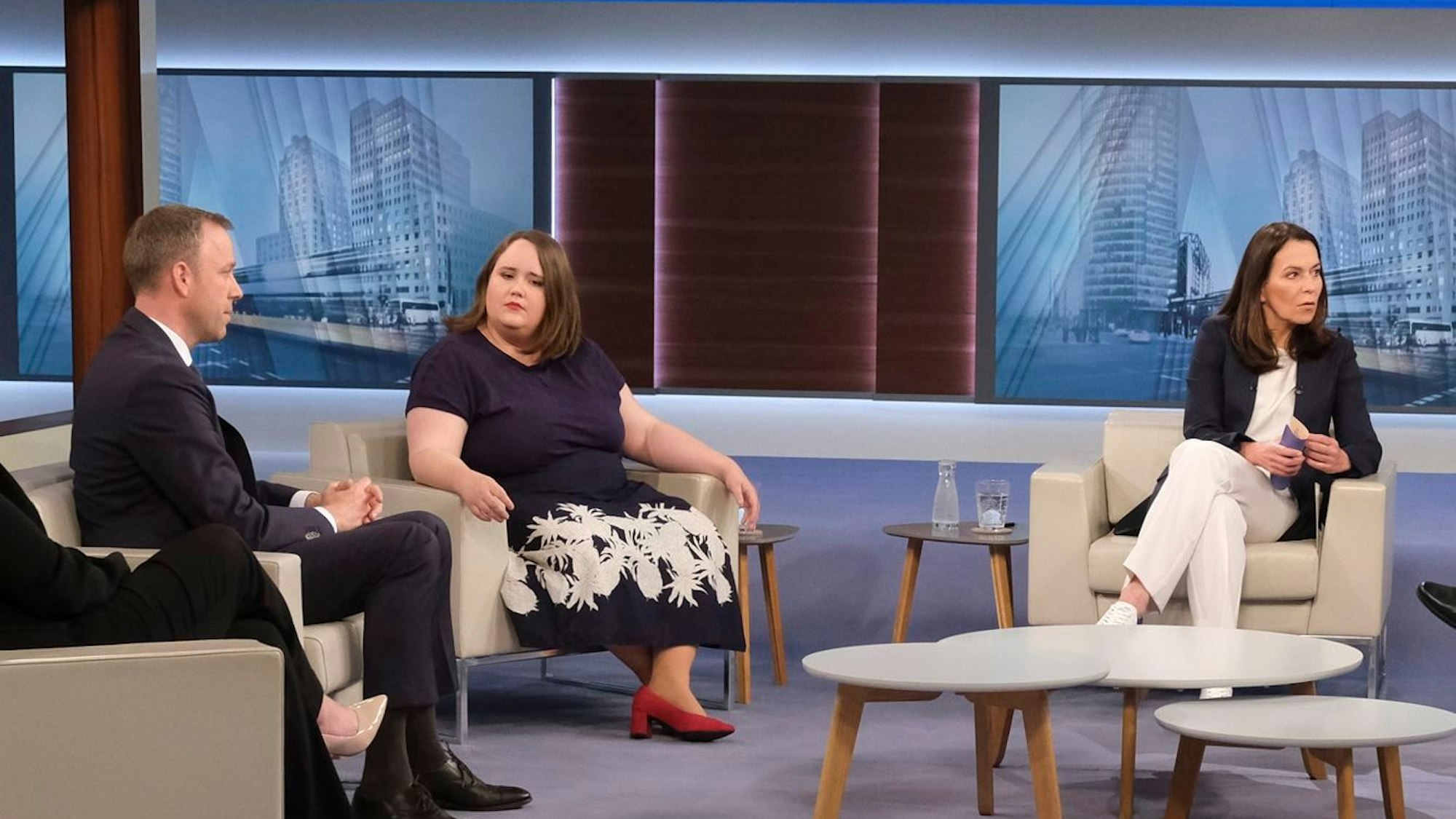 Mario Czaja (CDU) und Ricarda Lang (Bündnis 90/Die Grünen) streiten bei Anne Will (l.) über die Ampel-Politik.