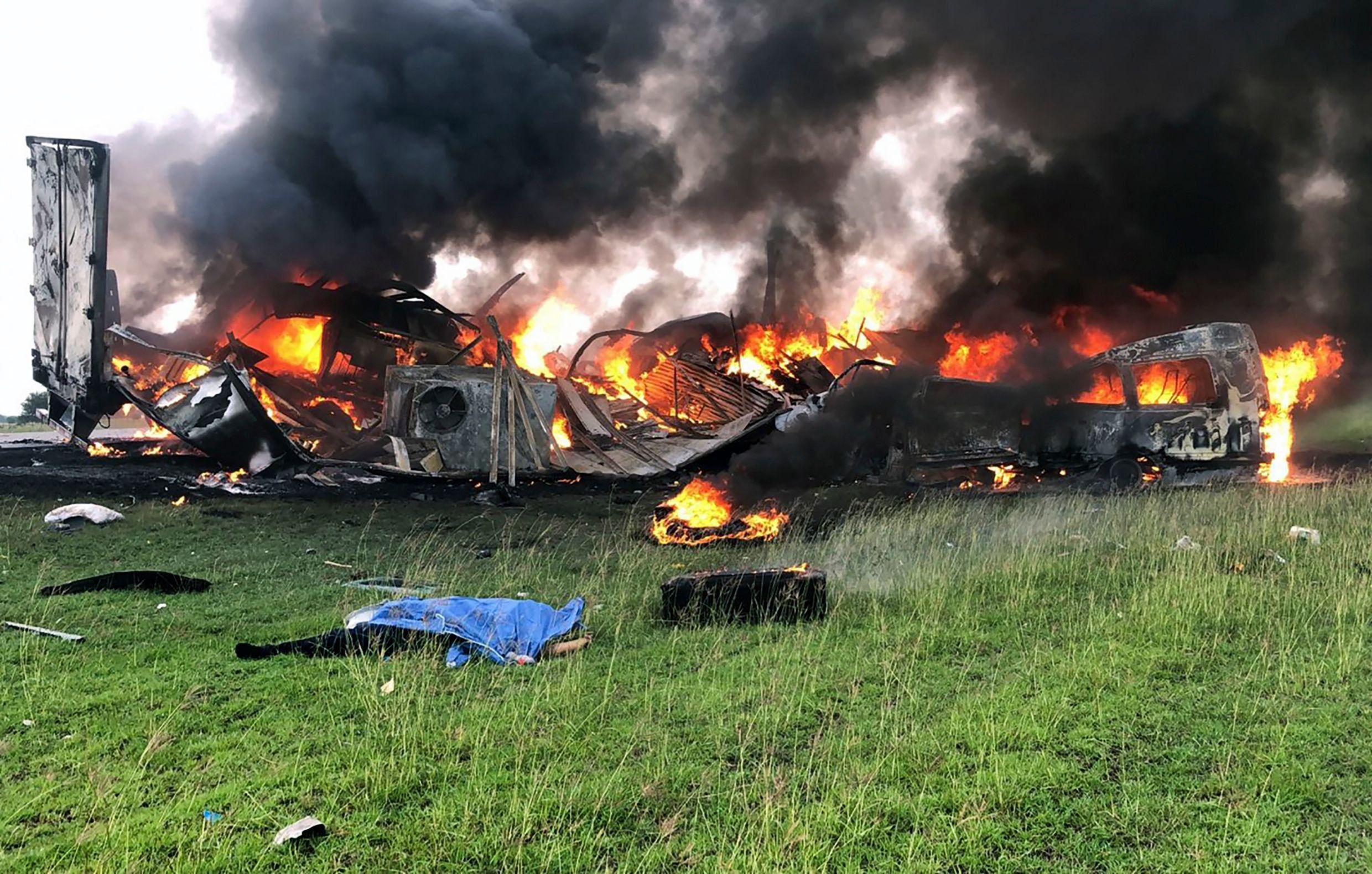 Ein Klienbus steht in Flammen.