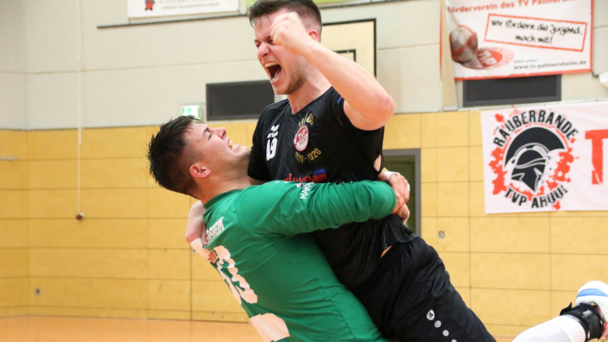 Der Klassenerhalt ist geschafft: Moritz Königshoven (l.) und Marco Mayer feiern nach dem Schlusspfiff den Oberliga-Verbleib des TV Palmersheim.