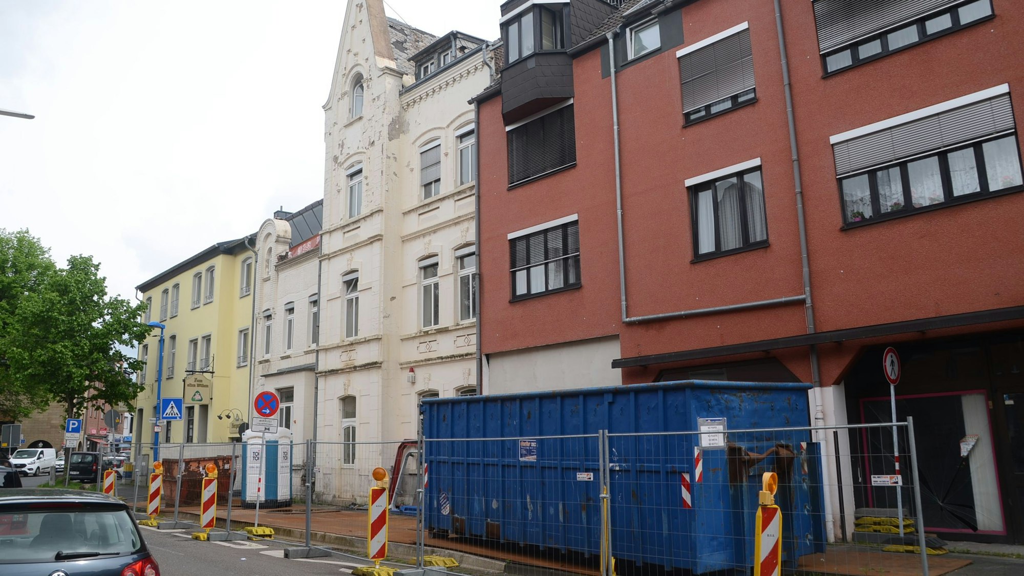 An der Wilhelmstraße steht schon der Schuttcontainer.