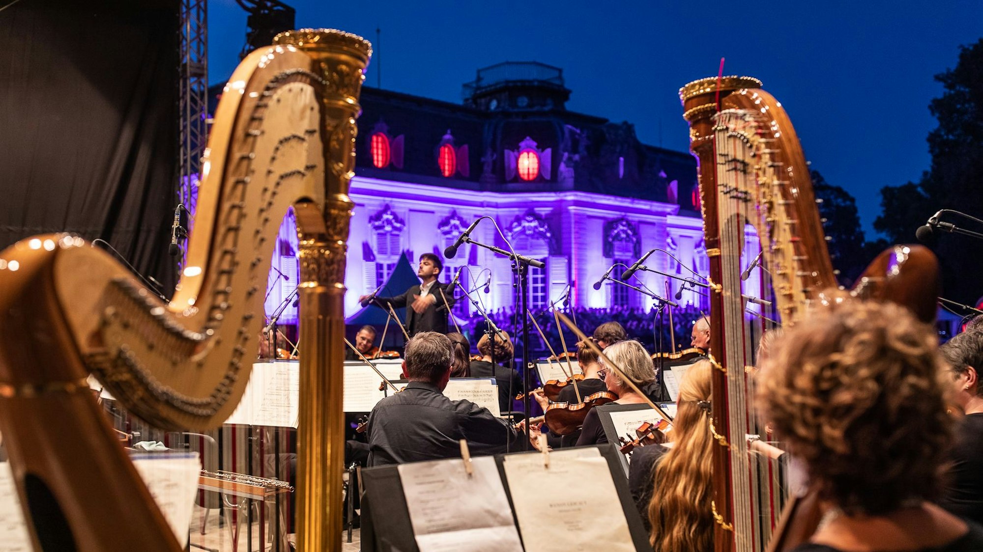 Vor beleuchteter historischer Kulisse können die Besucher die Musik genießen.