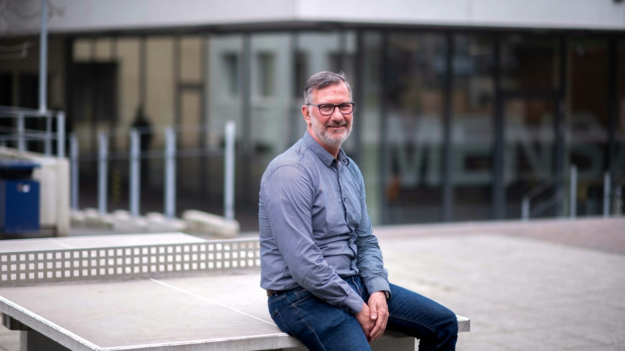 Thomas Müller sitzt auf einer Tischtennisplatte.