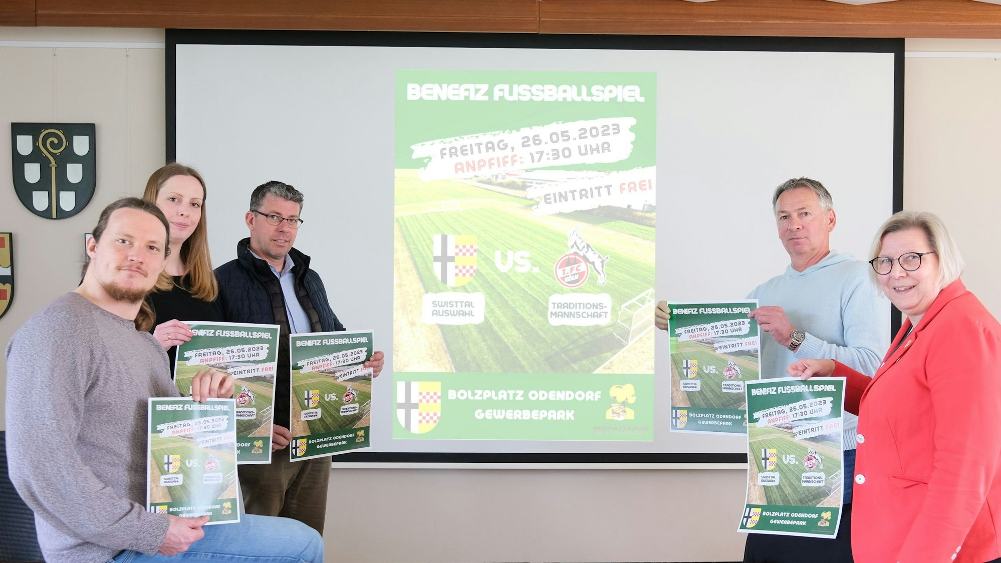 Die Gemeinde Swisttal stellte im Rathaus das Plakat vor. Von links: Falko Hupp und Tanja Efferts (Katholische Jugendagentur Bonn), Antonius Lantzerath, Stephan Engels (1. FC Köln) und Bürgermeisterin Petra Kalkbrenner