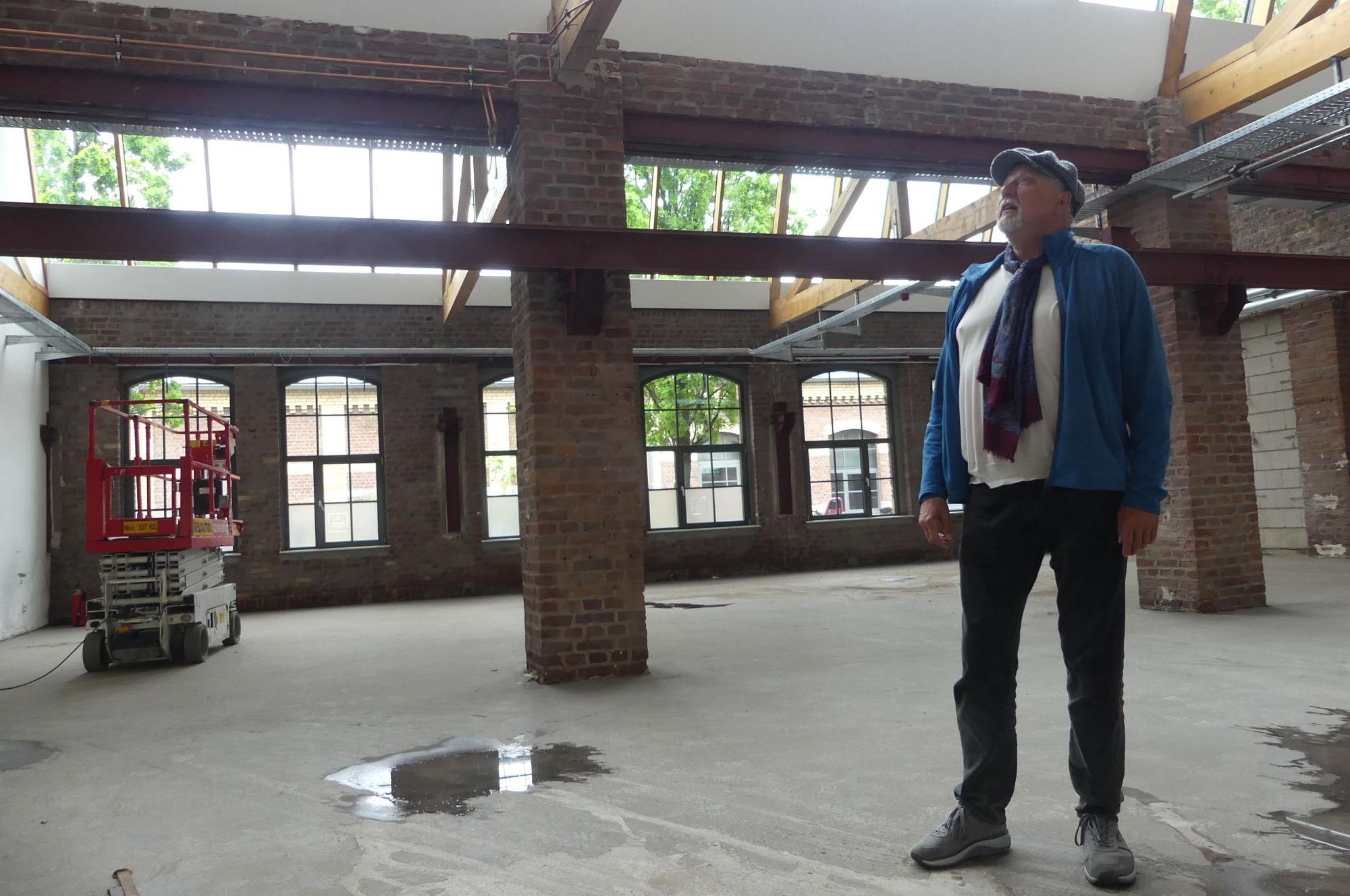 Thomas Walten steht in der Shed-Halle, die er nachhaltig renovieren lässt.