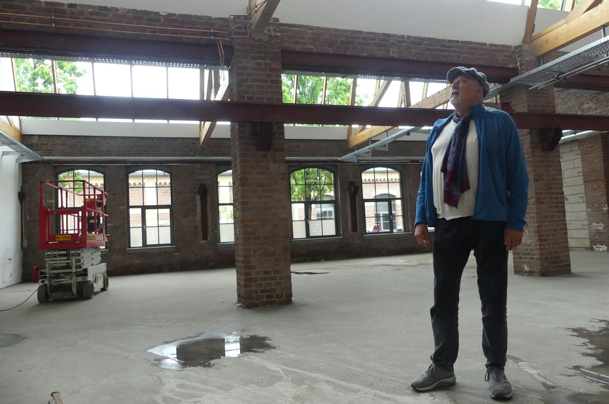 Thomas Walten steht in der Shed-Halle, die er nachhaltig renovieren lässt.