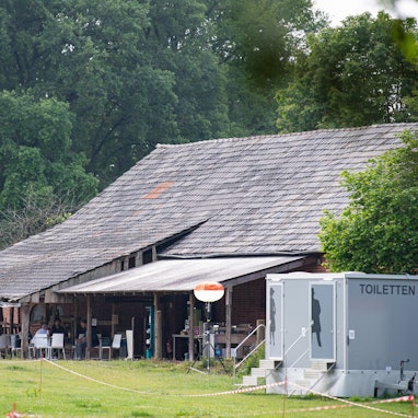 Rückansicht des Gebäudes, in dem der Fernsehsender RTL 2020 das „Sommerhaus der Stars“ gedreht hat. Nun wurden die Kandidatinnen und Kandidaten für die achte Staffel bekannt gegeben. (Archivbild)