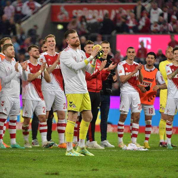 Fussball 1.Bundesliga, 1.FC Koeln - Hertha BSC Berlin. Die Fans feiern Timo Horn.