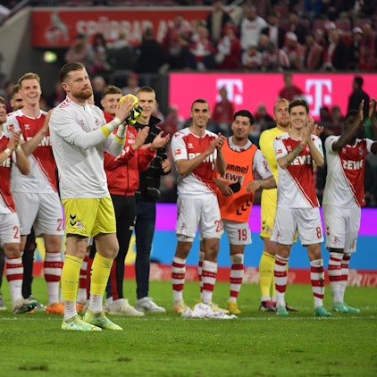 Fussball 1.Bundesliga, 1.FC Koeln - Hertha BSC Berlin. Die Fans feiern Timo Horn.