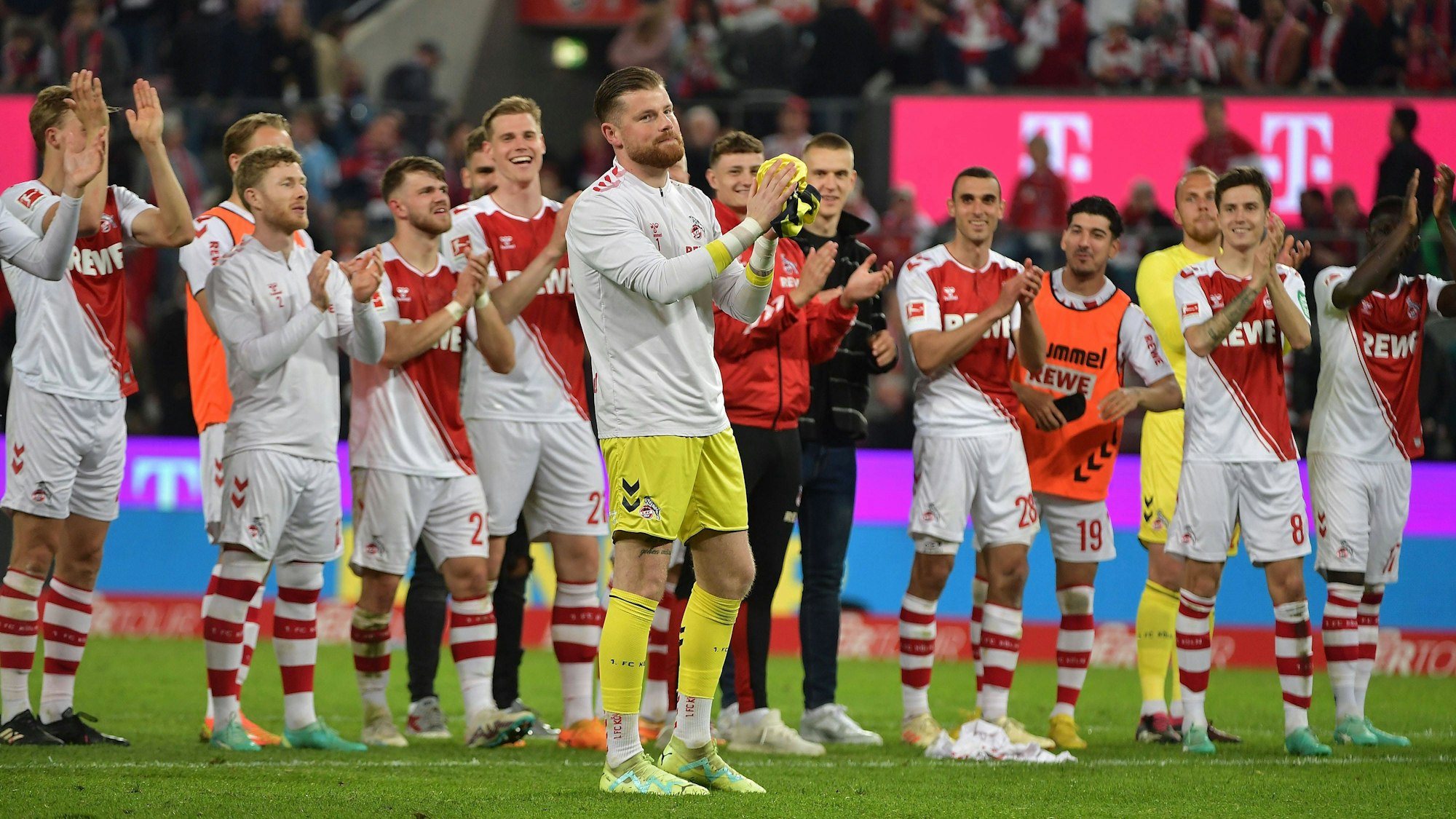 Fussball 1.Bundesliga, 1.FC Koeln - Hertha BSC Berlin. Die Fans feiern Timo Horn.