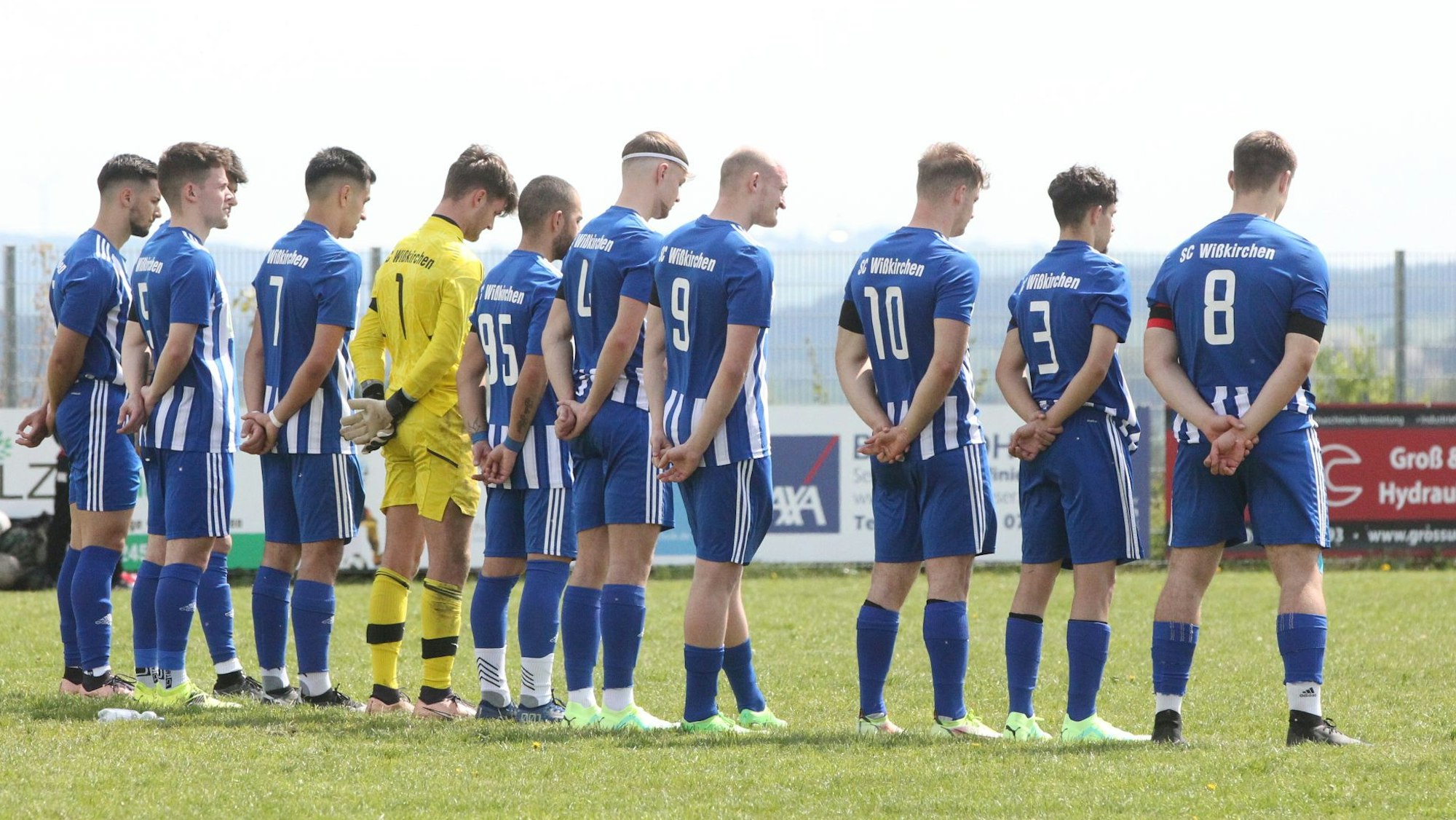 Innehalten vor dem Spiel im Gedenken an Achim Klein.