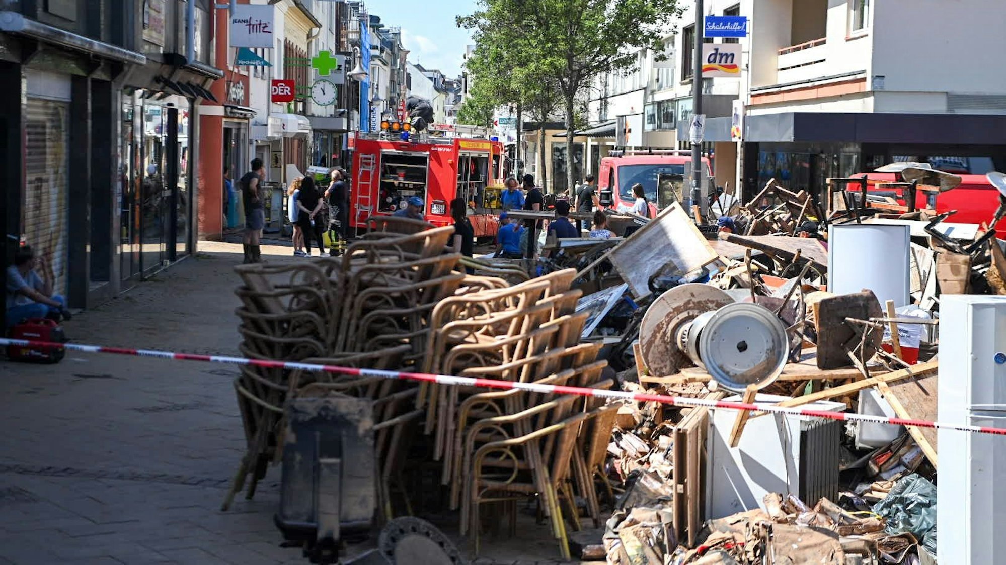 Kurz nach dem Hochwasser pumpte die Feuerwehr in Euskirchen Keller leer. Der Sperrmüll stand in der Fußgängerzone.