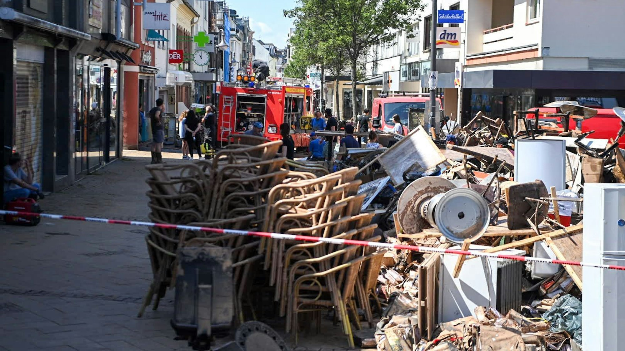 Kurz nach dem Hochwasser pumpte die Feuerwehr in Euskirchen Keller leer. Der Sperrmüll stand in der Fußgängerzone.