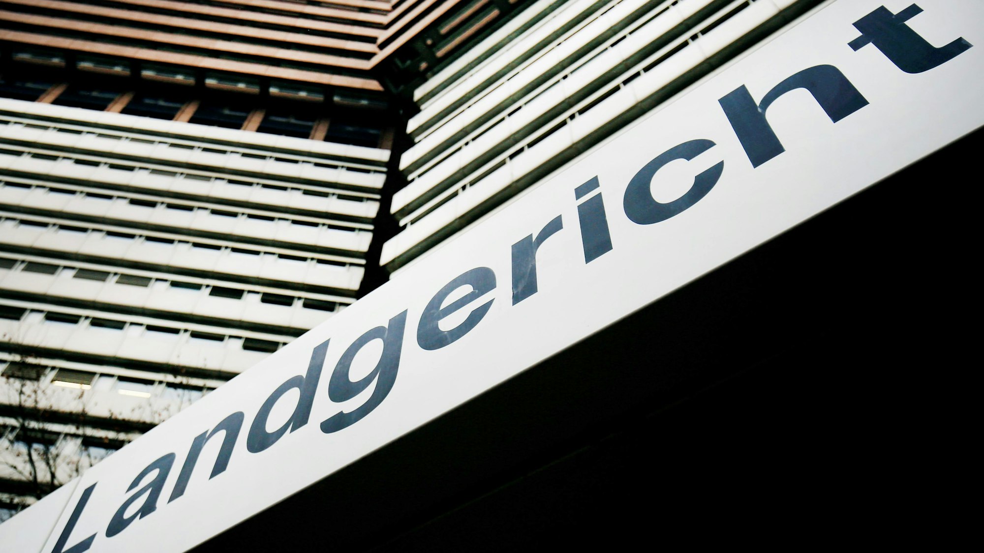 ARCHIV - 20.02.2017, Nordrhein-Westfalen, Köln: Außenansicht des Landgerichts Köln. In einem Prozess wegen versuchten Totschlags gegen eine Mutter, die ihr neugeborenes Baby ausgesetzt haben soll, wird am Freitag das Urteil erwartet. (zu dpa: «Mutter soll Baby abgelegt haben - Urteil erwartet») Foto: Oliver Berg/dpa +++ dpa-Bildfunk +++