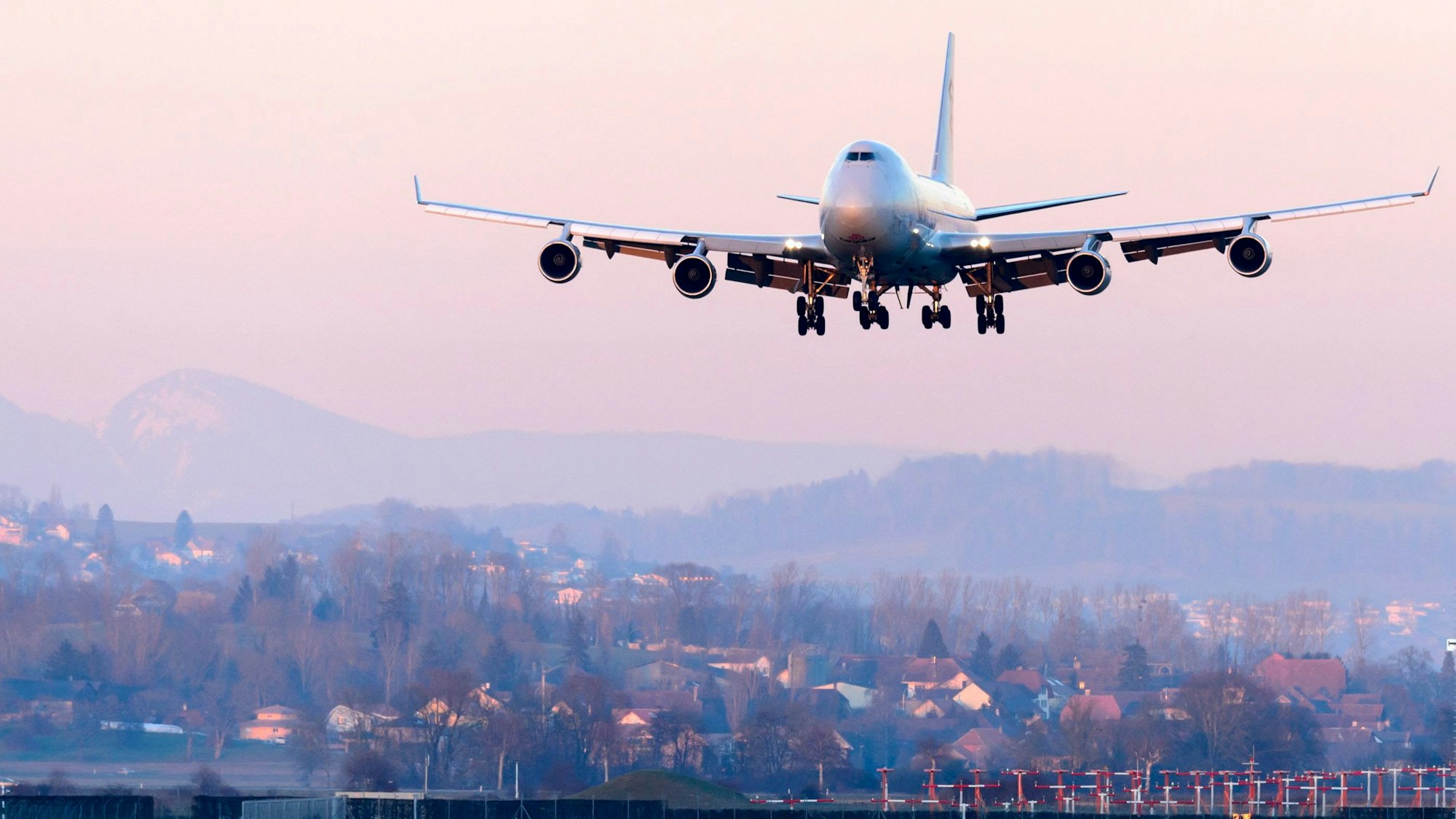 Eine Boeing 747 von Cargolux vor der Landung (Symbolbild).