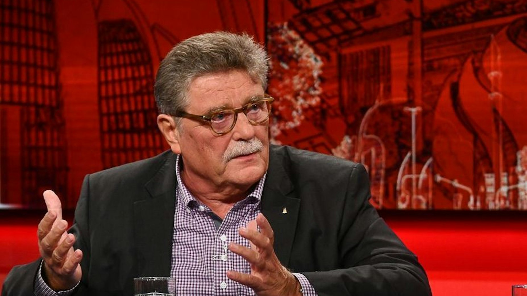 ARD/"hart aber fair" vom 01.10.2018
abgebildete Personen v.l.n.r. ritz Schramma, Kölner Oberbürgermeister a.D.; setzte sich für den Bau der großen Zentralmoschee in Köln ein), Tugba Tekkal (Initiatorin des Integrations-Projekts „Scoring Girls“; ehemalige Spielerin des 1. FC Köln)