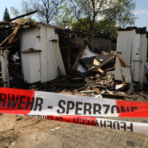Feuerwehr-Absperrband vor den Trümmern des Elternhauses von Wolfgang Clemens
