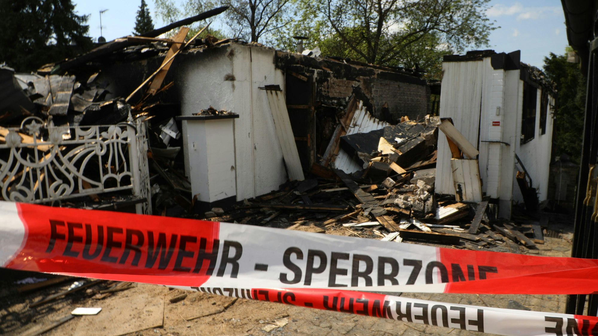Feuerwehr-Absperrband vor den Trümmern des Elternhauses von Wolfgang Clemens