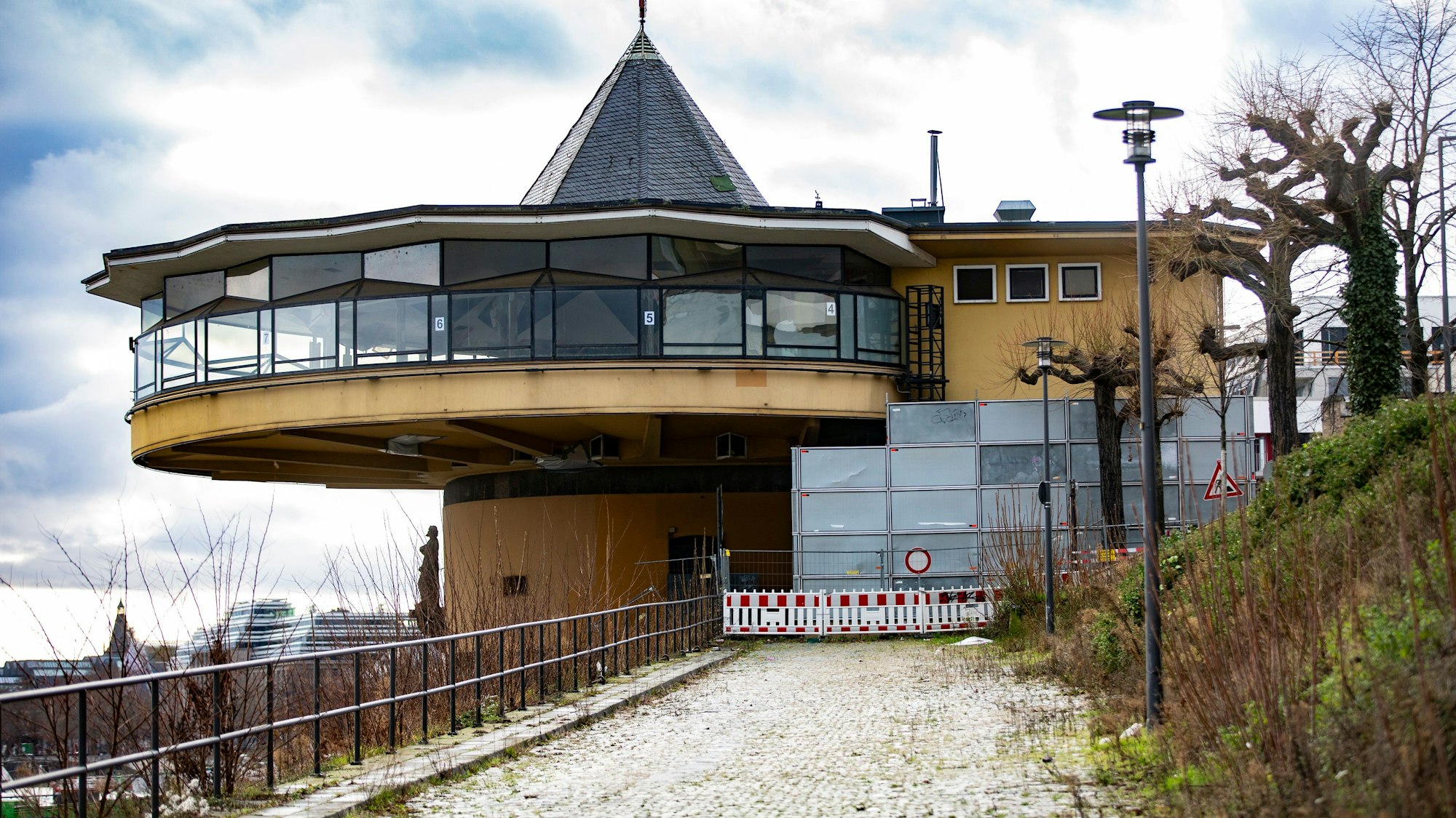 Die Bastei muss gestützt werden. Doch das Gerüst versperrt den Weg zu Rampe hinunter zum Rheinufer.