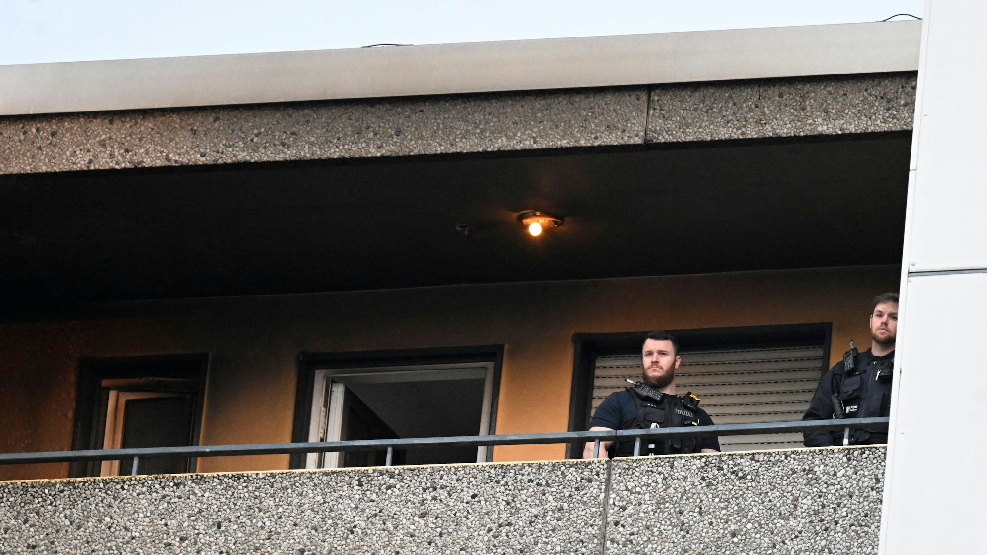 Freitag, 12. Mai, in Ratingen: Polizisten sichern den Tatort in einem Hochhaus am Tag nachdem eine Explosion mehrere Einsatzkräfte von Polizei und Feuerwehr schwer verletzt hatte.