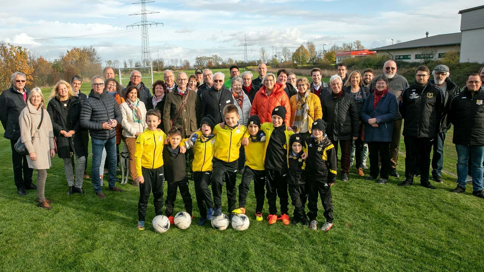 Bei der Eröffnung des Bolzplatzes am Gewerbepark Odendorf war im November nicht nur bei der E-Jugend des TuS Odendorf die Freude groß.