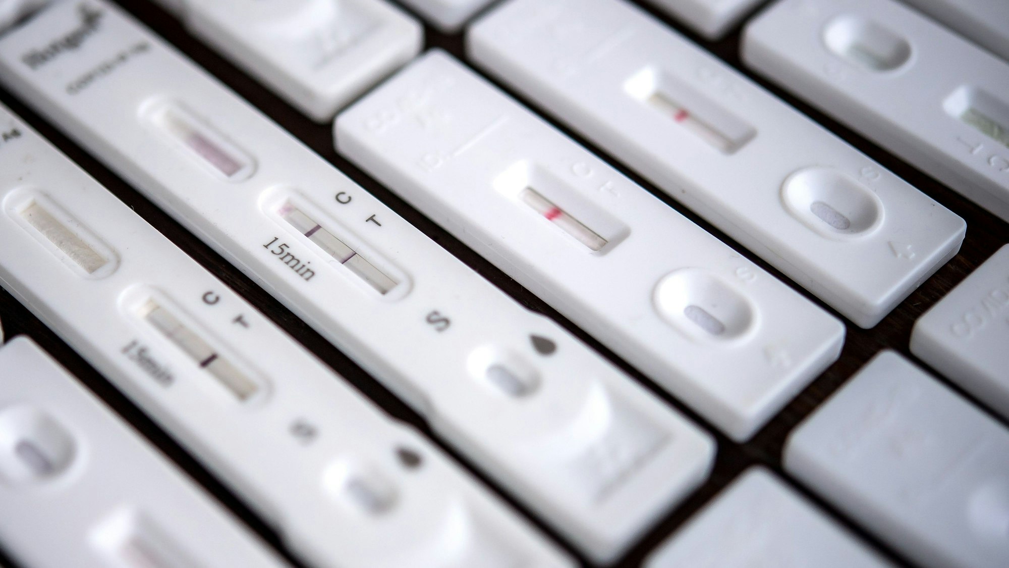 Antigen-Schnelltests für den Nachweis von SARS-CoV-2 liegen auf einem Tisch.