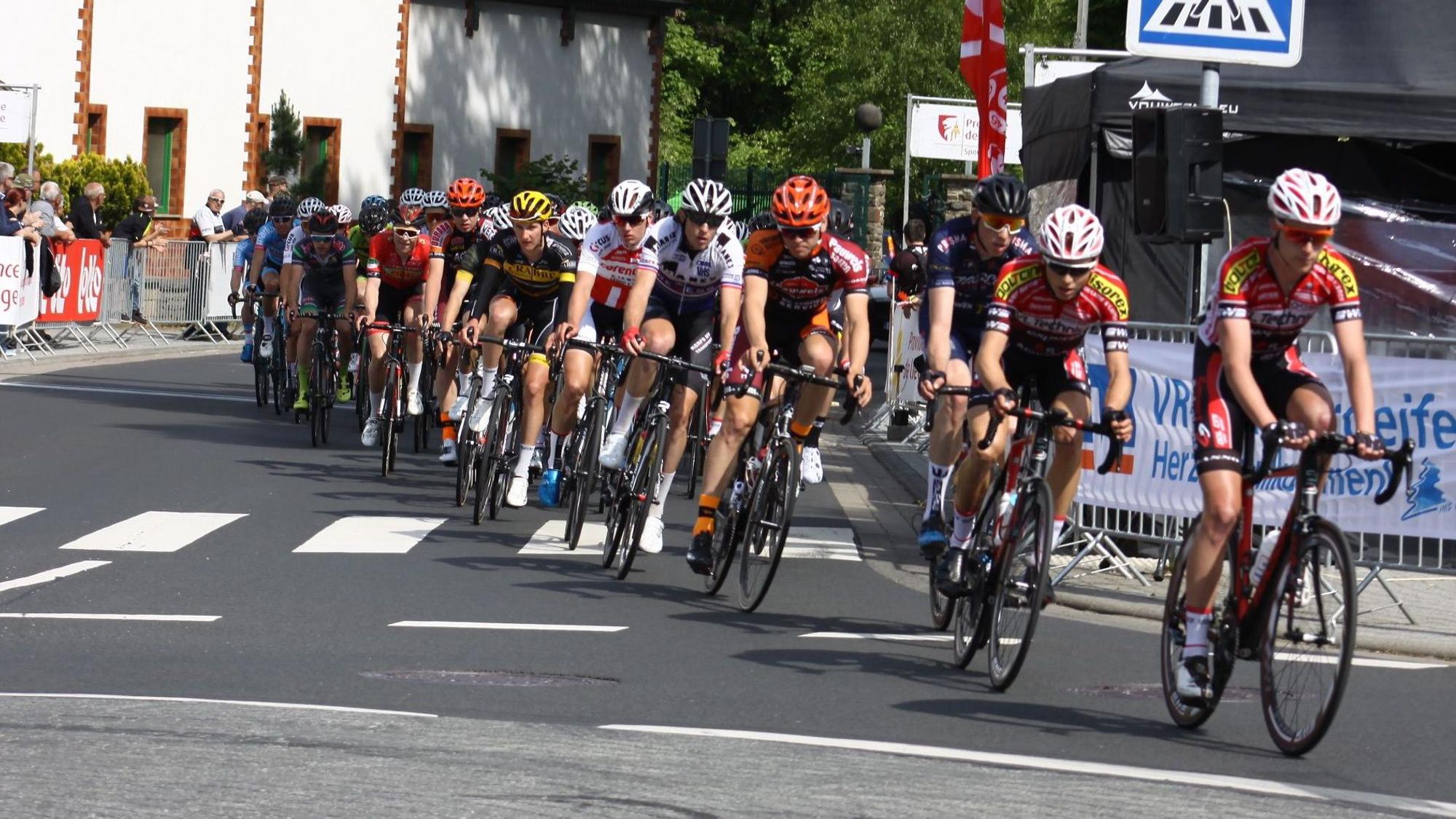 Radrennen Triptyque Ardennais, hier die Zielankunft in Hellenthal 2018.