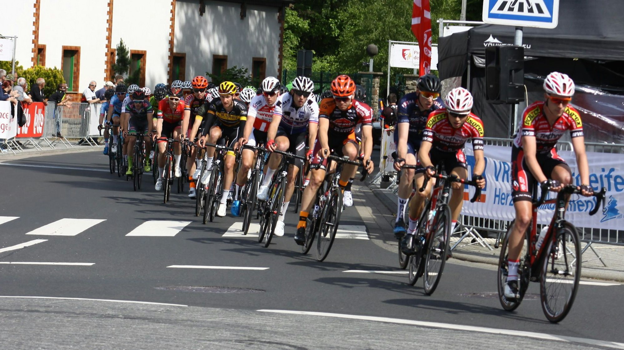 Radrennen Triptyque Ardennais, hier die Zielankunft in Hellenthal 2018.