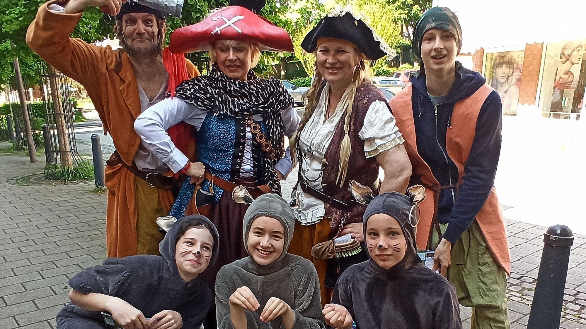 Das Alfterer Freilichtwandertheater warb mit einem Kick off am Herrenwingert für sein diesjähriges Theaterstück "Die Seeräuberinsel" und startete den Vorverkauf.